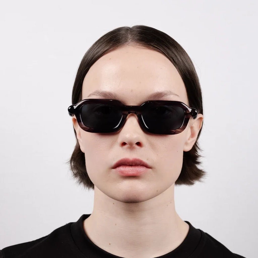 Woman wearing Paloceras Night Nectar S2 sunglasse